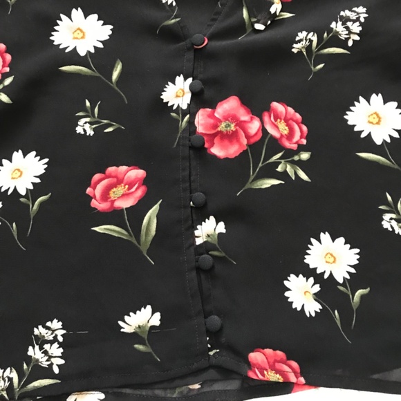 FOREVER 21 Cropped Floral Rose Blouse M Fit Black Red White Flare Out Cuffs - Picture 14 of 16